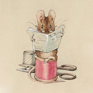 Könnte beinhalten: Aquarellillustration einer braunen Maus mit Brille, die eine Zeitung mit dem Titel "The Tailor and Cutter" liest. Die Maus sitzt auf einer rosa Garnrolle, mit einem Fingerhut und einer Schere. Ein skurriles Bild im Vintage-Stil.