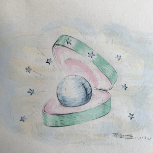 Puede incluir: Una ilustración dibujada a mano de una perla dentro de una concha de almeja abierta. La perla es blanca con un tono azul y la concha de almeja es verde y rosa. El fondo es azul claro con estrellas blancas.