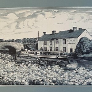 Może przedstawiać: Czarno-biała ilustracja sceny z kanałem, łodzią, mostem i budynkiem z szyldem "The Blue Lias".