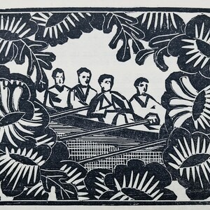Puede incluir: Grabado en madera en blanco y negro de cuatro personas remando en un bote, enmarcado por un borde de flores estilizadas.