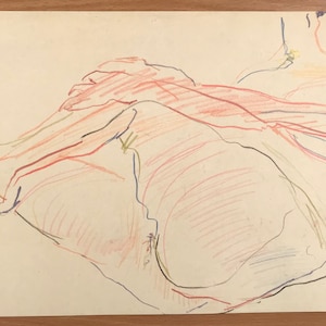 Puede incluir: Un boceto a lápiz de color de una figura reclinada sobre papel crema. La figura está delineada en rojo, azul y verde, con sombreado en los mismos colores. La obra es un estudio de la forma humana.