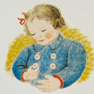 以下が含まれることがあります： 白いボタンが付いた青いコートを着た子供のヴィンテージイラスト。子供は頬が赤く、髪に赤いリボンが付いています。背景には黄緑色の草のパッチがあります。