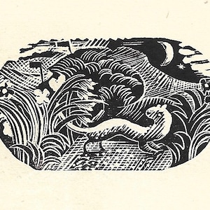 Könnte beinhalten: Schwarz-weißer Holzschnitt eines kleinen Tieres, das durch hohes Gras unter einem Halbmond läuft.