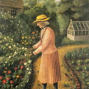 以下が含まれることがあります： ヴィンテージ絵画。黄色い帽子とピンクの衣装を着た人物が庭の手入れをしている様子が描かれています。小道、花、温室、背景の建物などが含まれています。この作品は、古典的で牧歌的なテーマを持っています。