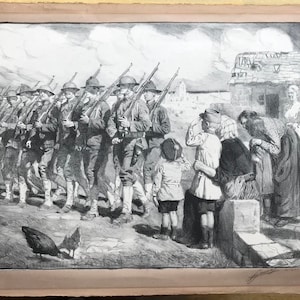 Könnte beinhalten: Schwarz-Weiß-Illustration von Soldaten, die in Formation marschieren und Gewehre tragen. Zivilisten, darunter Frauen und Kinder, beobachten sie. Hühner sind im Vordergrund. Das Kunstwerk erinnert an ein historisches oder kriegerisches Thema.