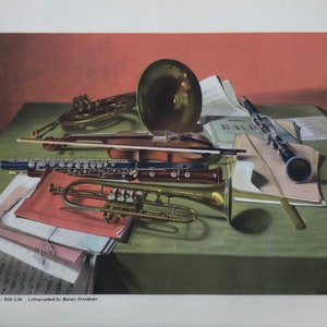1953 LITOGRAFÍA DE BARNETT FREEDMAN &#39;Música: Naturaleza muerta&#39; Chromoworks Ltd J.Lyons Violín Trompa Flauta Clarinete Trompeta Oboe Tamaño de la hoja aprox. 11 x 8 pulgadas.