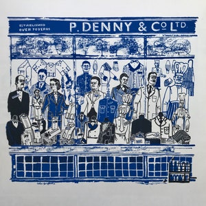 Könnte beinhalten: Ein blauer und weißer Linolschnitt einer Ladenfront mit dem Text "P. Denny & Co. Ltd. Established Over 70 Years". Die Ladenfront ist mit Figuren gefüllt, die verschiedene Kleidung tragen, darunter Anzüge, Hemden und Hüte.