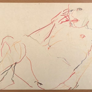 Può includere: Un disegno in bianco e nero di una figura nuda sdraiata su una superficie. Il disegno è realizzato in uno stile sciolto e gestuale, con linee e ombreggiature visibili. Il viso della figura è visibile, con una linea rossa che indica la bocca.