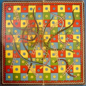 Può includere: Un gioco da tavolo Serpenti e Scale con un design colorato. Il tabellone è diviso in 100 caselle, numerate da 1 a 100. Ci sono serpenti e scale sul tabellone, che i giocatori devono attraversare per raggiungere il traguardo.