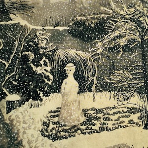 以下が含まれることがあります： 雪景色を描いた白黒イラスト。庭に立つ雪だるまは、降る雪、木々、レンガの壁に囲まれています。このアートワークは、ヴィンテージの絵本のような雰囲気を持っています。