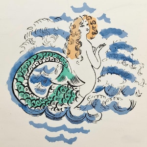 Puede incluir: Ilustración de una sirena con cabello rubio y cola verde y turquesa. La sirena está rodeada de olas y nubes azules, sobre un fondo claro. La obra de arte tiene un estilo vintage, dibujado a mano.