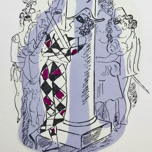 Puede incluir: Ilustración en blanco y negro de un arlequín con un disfraz de rombos, de pie cerca de una columna. Otras figuras con vestimenta de época están en el fondo, todo dentro de un óvalo lavanda. La obra de arte tiene acentos magenta.