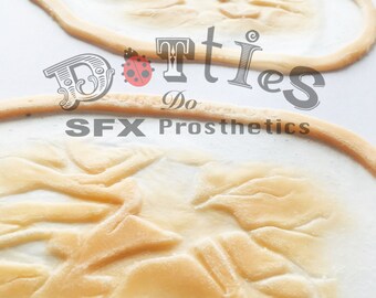 2 Unlackierte Silikonprothetik Risse