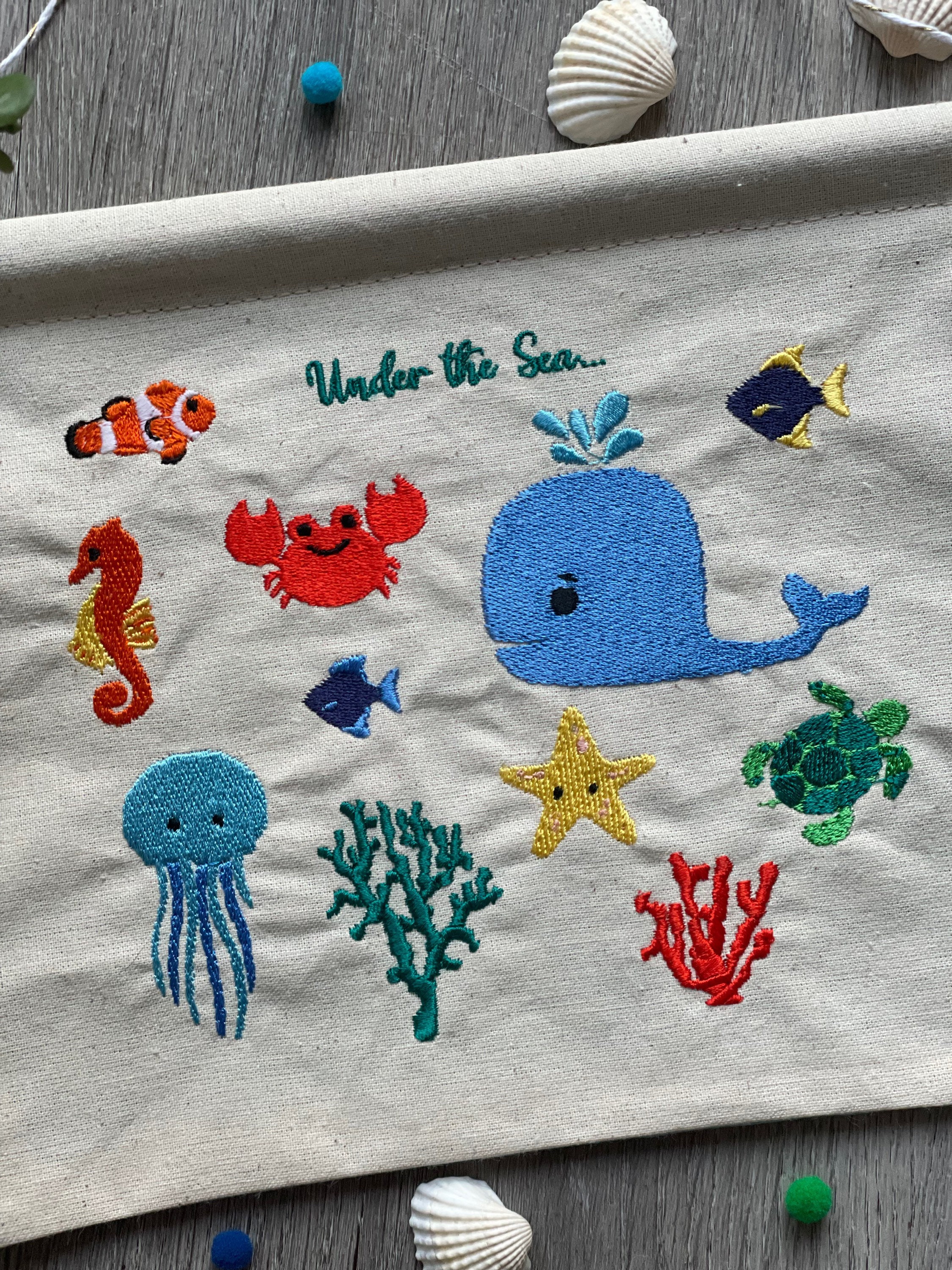 クジラとサンゴの刺繍タペストリー クジラとサンゴの刺繍タペストリー