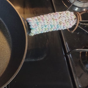 Skillet handle holder, cast iron skillet handle