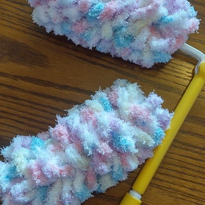 Pu&ograve; includere: Uno spolverino giallo e verde con una testa soffice multicolore. La testa &egrave; realizzata in un materiale morbido e peloso in tonalit&agrave; di rosa, blu e bianco.