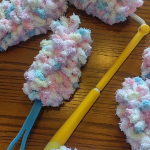 Pu&ograve; includere: Quattro spolverini soffici e colorati con manici gialli e blu. Gli spolverini sono fatti di filato e sono in tonalit&agrave; di rosa, bianco, blu e lilla chiaro.