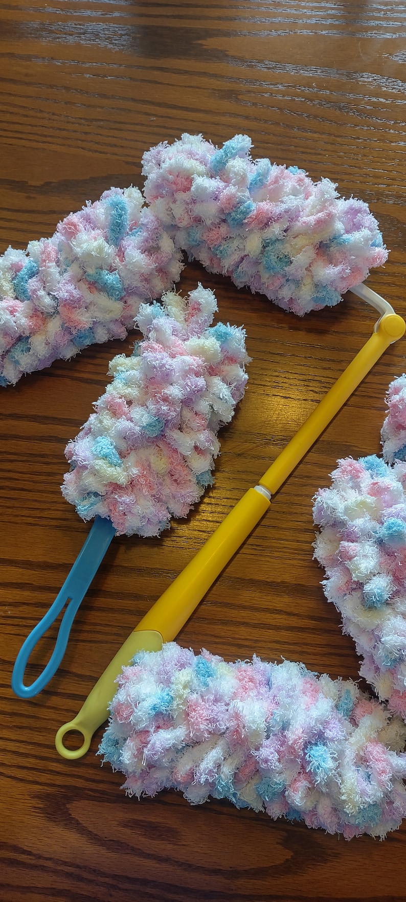Pu&ograve; includere: Quattro spolverini soffici e colorati con manici gialli e blu. Gli spolverini sono fatti di filato e sono in tonalit&agrave; di rosa, bianco, blu e lilla chiaro.