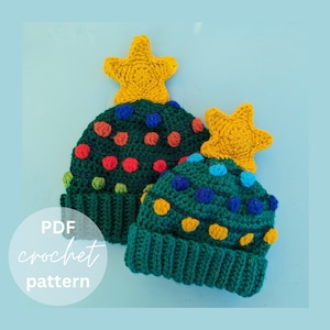 Puede incluir: Dos gorros de árbol de Navidad de ganchillo con adornos de estrellas amarillas. Los gorros son verdes con pompones de colores y el texto "PDF crochet pattern" es visible.