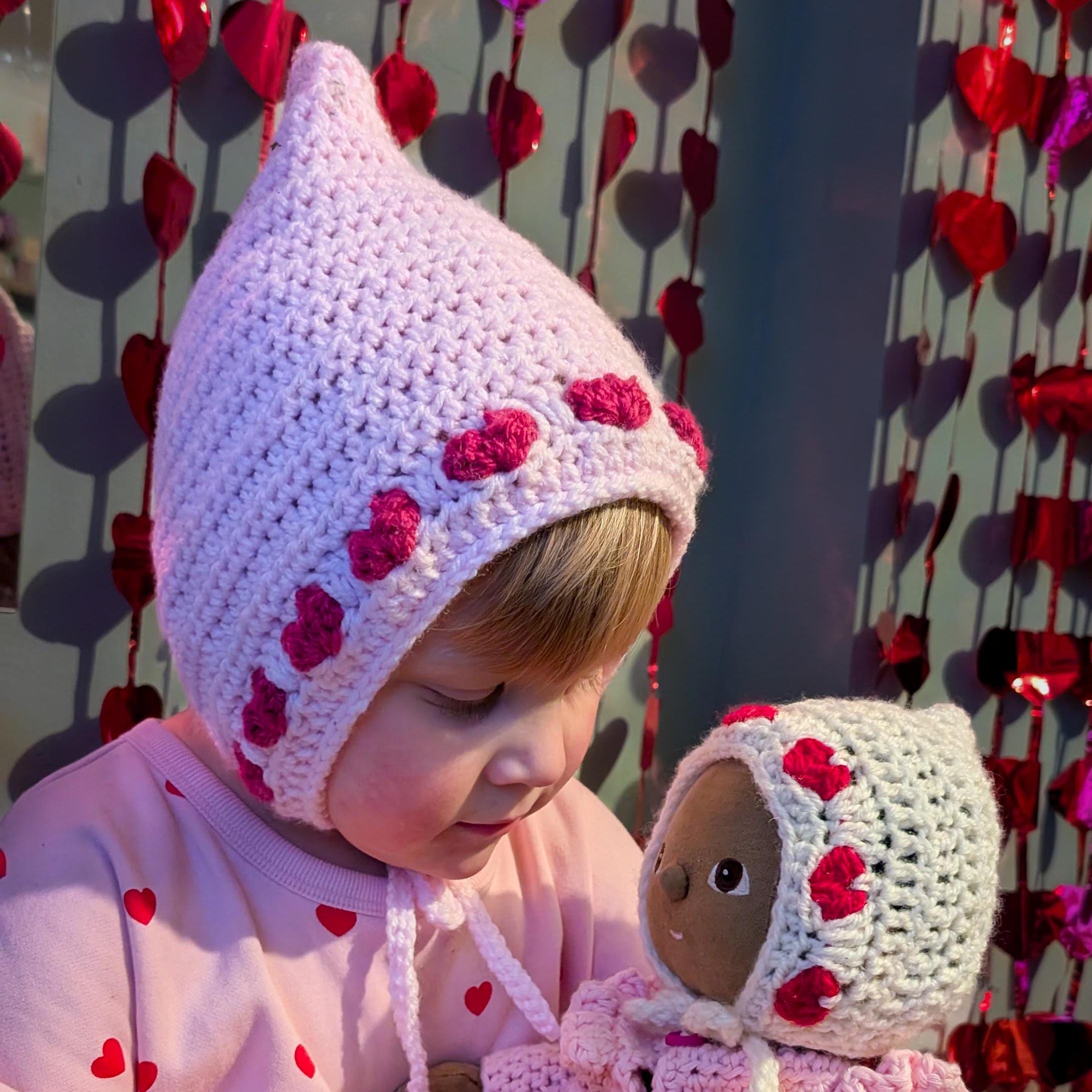 ラブハートのかぎ針編みピクシーボンネットパターン：バレンタインデー