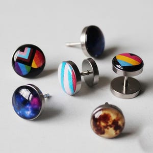 Orecchini Pride Faux Gauge / Orecchini a perno Rainbow Fake Plug / Gioielli con chiusura a vite anti-allungamento