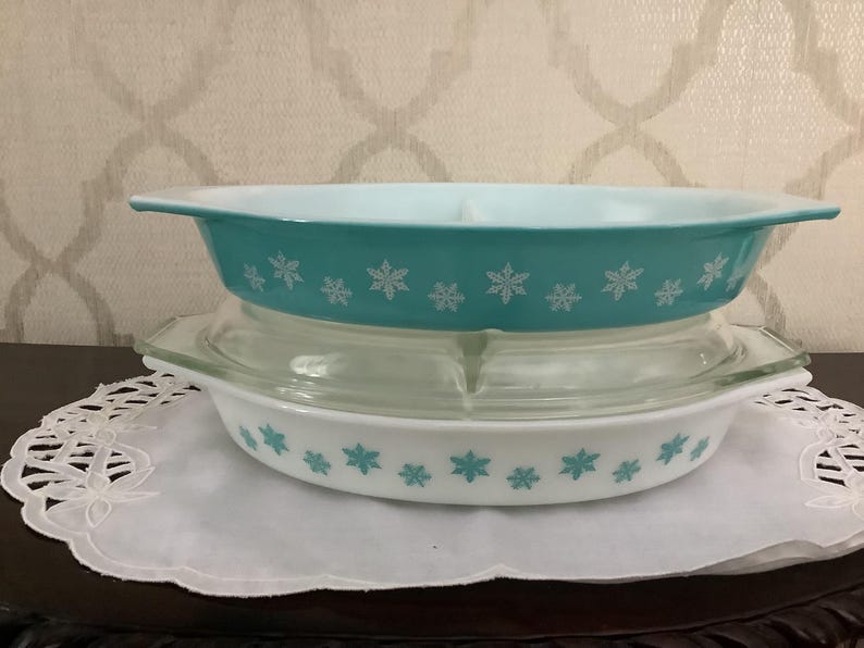 Pyrex Snowflake Collection Vintage Pyrex Snowflakes 2 Divided 1 1/2 Quart Casserole With One Lid ...