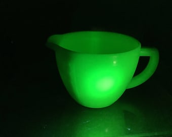 Vintage Jadeite Uranium Jeannette Measuring Cup