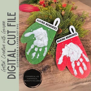 Puede incluir: Dos adornos de guante de horno, uno verde y otro rojo, cada uno con una huella de mano blanca y las palabras "BAKING MEMORIES". El guante verde tiene un patr&oacute;n de diamantes blancos. La imagen tambi&eacute;n incluye el texto "DIGITAL CUT FILE".