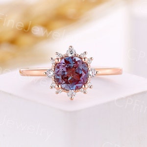 Anello di fidanzamento vintage con alessandrite rotonda, anello in oro rosa, anello antico con alone, anello con moissanite e diamanti, anello di promessa per anniversario e matrimonio.