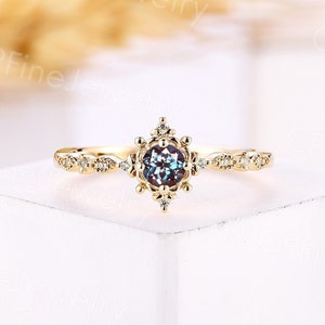 Anello di fidanzamento con alessandrite rotonda, anello vintage in oro giallo con granato, anello con diamanti unico, anello mezza eternità, anello di promessa per anniversario