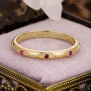 Natuurlijke robijnrode trouwring, geelgouden ring, vintage Milgrain-band van CPFineJewelry