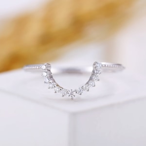 Anillo de boda curvo con diamantes para mujer, delicado anillo a juego de moissanita, anillo apilable vintage de oro blanco, anillo de compromiso de aniversario para novia.