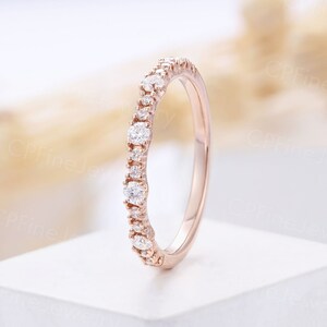 Alianza de boda sencilla de moissanita y diamante para mujer, anillo de media eternidad, delicado anillo a juego, anillo de novia de oro rosa, anillo de novia de aniversario.