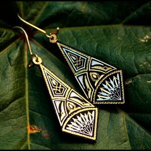 Damaszener Ohrringe. Handgefertigte Ohrringe. Goldene Ohrringe. Silberne Ohrringe. Lange Ohrringe. Damaszener Schmuck. Stück Stahl.