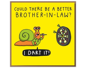 Puede incluir: Una tarjeta amarilla con un caracol de dibujos animados sosteniendo un dardo y apuntando a un tablero de dardos. El texto en la tarjeta dice "Could there be a better brother-in-law? I dart it!"