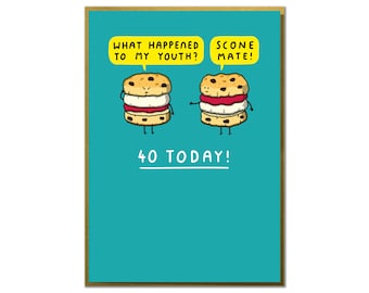 Könnte beinhalten: Eine türkisblaue Grußkarte mit einer humorvollen Illustration von zwei Scones mit Gesichtern. Der Text auf der Karte lautet "What happened to my youth? Scone mate! 40 today!"