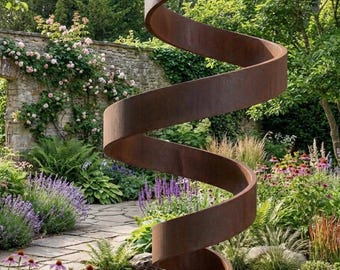 Escultura metálica para jardín: pieza de arte rústico con pátina, elaborada a mano para exteriores.