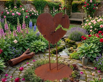 Scultura in metallo a forma di cuore per giardino: opera d'arte rustica con patina, realizzata a mano, per esterni.