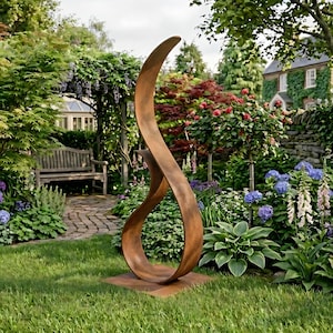 Può includere: Una scultura astratta da esterno in metallo invecchiato. La scultura ha un design fluido a forma di nastro, su una base quadrata. È ambientata in un giardino lussureggiante con erba verde, fiori e alberi.