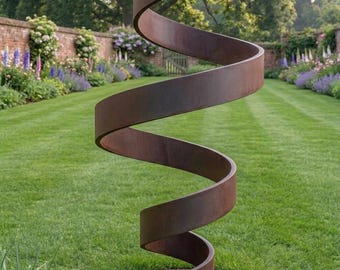 Escultura metálica para jardín: pieza de arte rústico con pátina, elaborada a mano para exteriores.