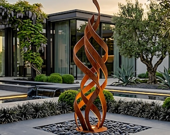 Scultura rustica in metallo a forma di fiamma; opera d'arte astratta in acciaio per il giardino.