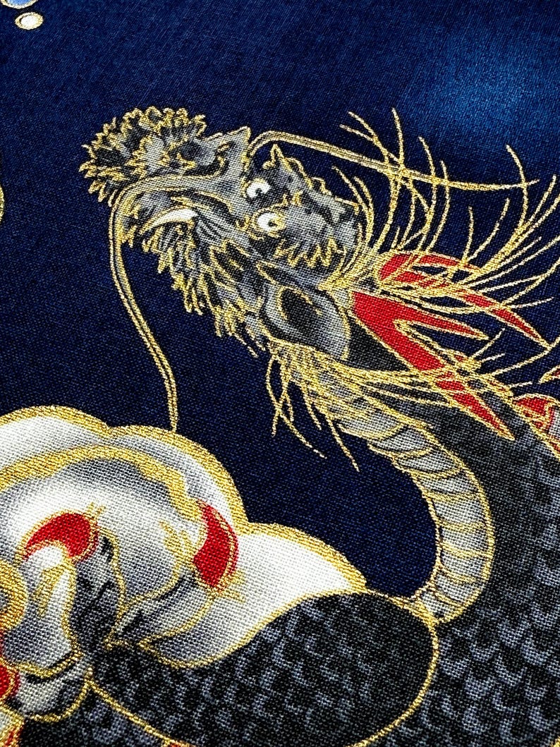 Auténtica tela japonesa de algodón - 110 cm de ancho, dragón y olas sobre azul marino / Tissu japonais coton dragon / Acolchado, kimono, costura imagen 2