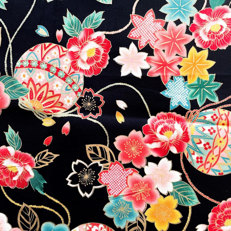 K&ouml;nnte beinhalten: Schwarzer Stoff mit einem sich wiederholenden Muster aus rosa, roten und goldenen Blumen, Bl&auml;ttern und geometrischen Formen. Der Stoff zeigt ein traditionelles japanisches Design.