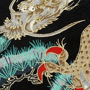 Algodón japonés – Dragón, grullas y pinos sobre fondo negro con detalles dorados / Acolchado, patchwork, costura / Tissu japonais coton noir imagen 2