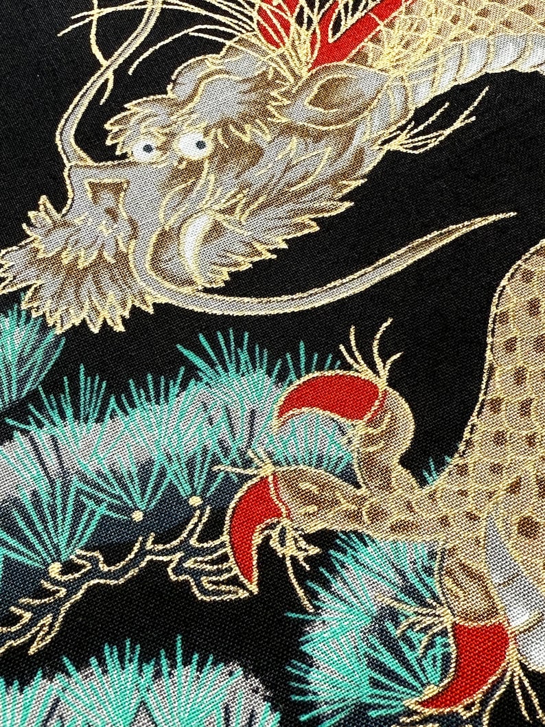 Algodón japonés – Dragón, grullas y pinos sobre fondo negro con detalles dorados / Acolchado, patchwork, costura / Tissu japonais coton noir imagen 2