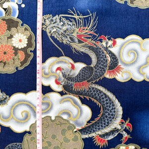 Auténtica tela japonesa de algodón - 110 cm de ancho, dragón y olas sobre azul marino / Tissu japonais coton dragon / Acolchado, kimono, costura imagen 4