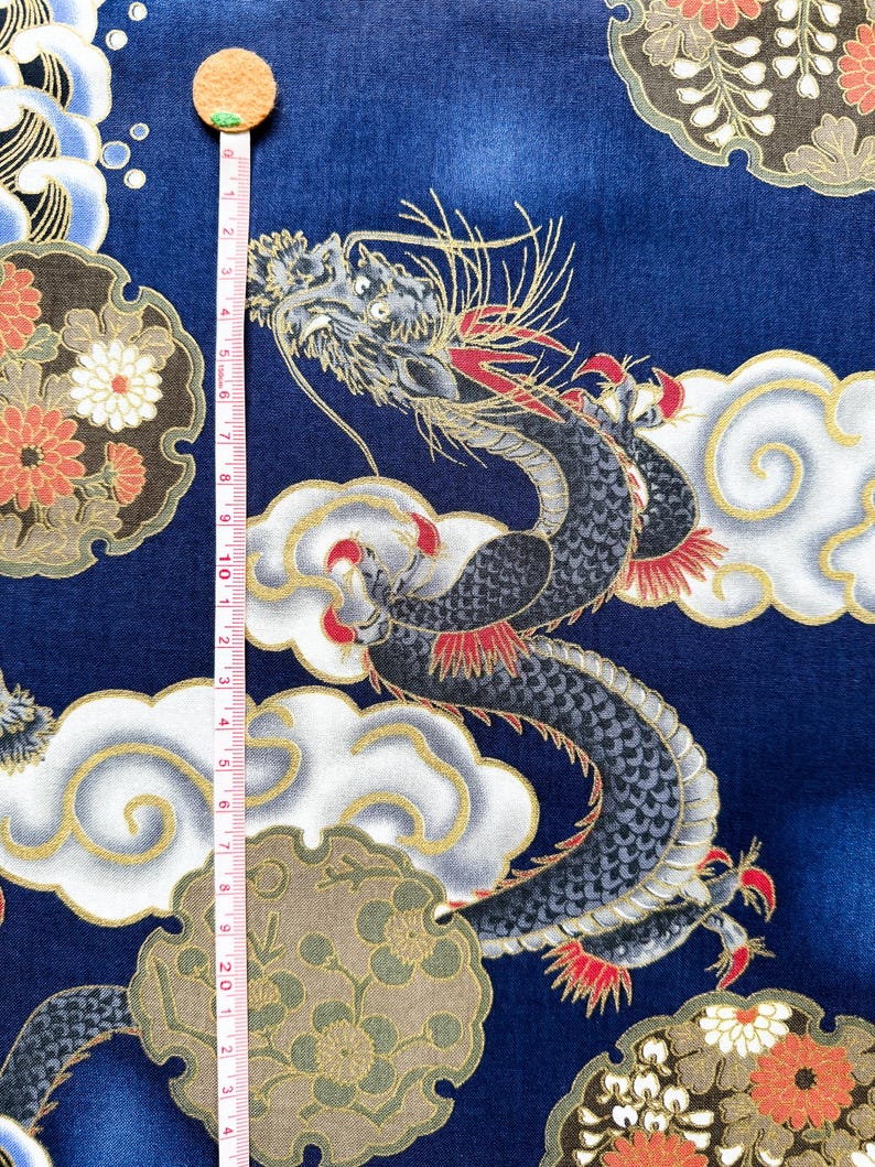 Auténtica tela japonesa de algodón - 110 cm de ancho, dragón y olas sobre azul marino / Tissu japonais coton dragon / Acolchado, kimono, costura imagen 4
