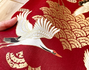 Tela de algodón japonesa con diseño de grulla, disponible por metro o yarda, material para kimono con diseño de olas Seigaiha en rojo y dorado metalizado.