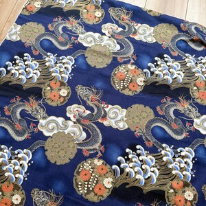 Auténtica tela japonesa de algodón - 110 cm de ancho, dragón y olas sobre azul marino / Tissu japonais coton dragon / Acolchado, kimono, costura imagen 5
