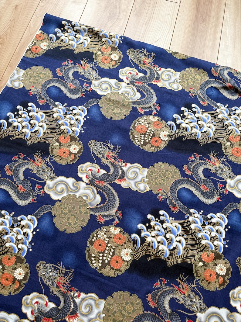 Auténtica tela japonesa de algodón - 110 cm de ancho, dragón y olas sobre azul marino / Tissu japonais coton dragon / Acolchado, kimono, costura imagen 5
